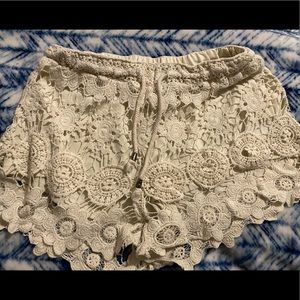 🐶 White lace short shorts
